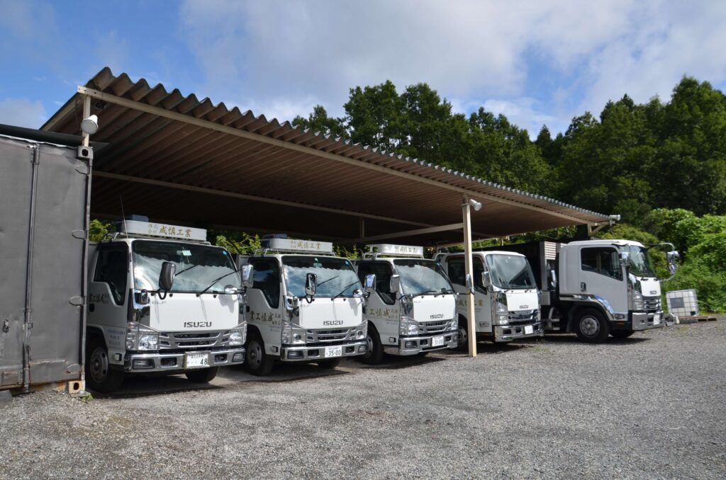 セルフローダー・ダンプカー（3tダンプ３台＿2tダンプ１台　セルフローダー1台