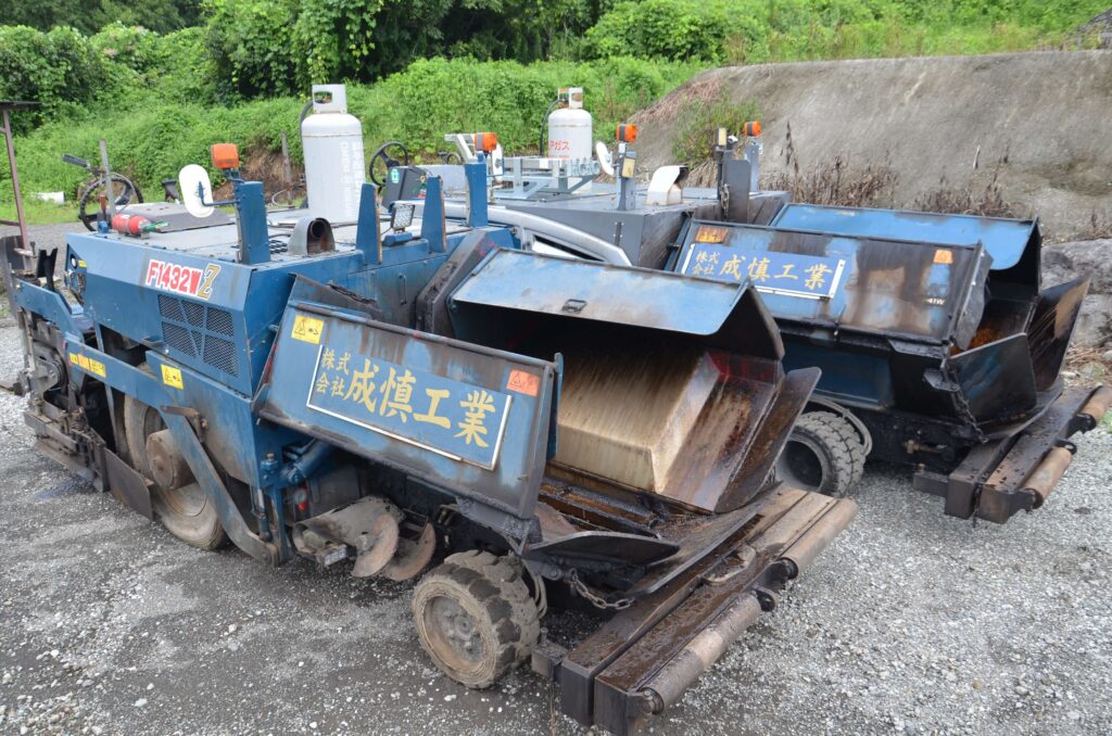 アスファルトフィニッシャー小型２台